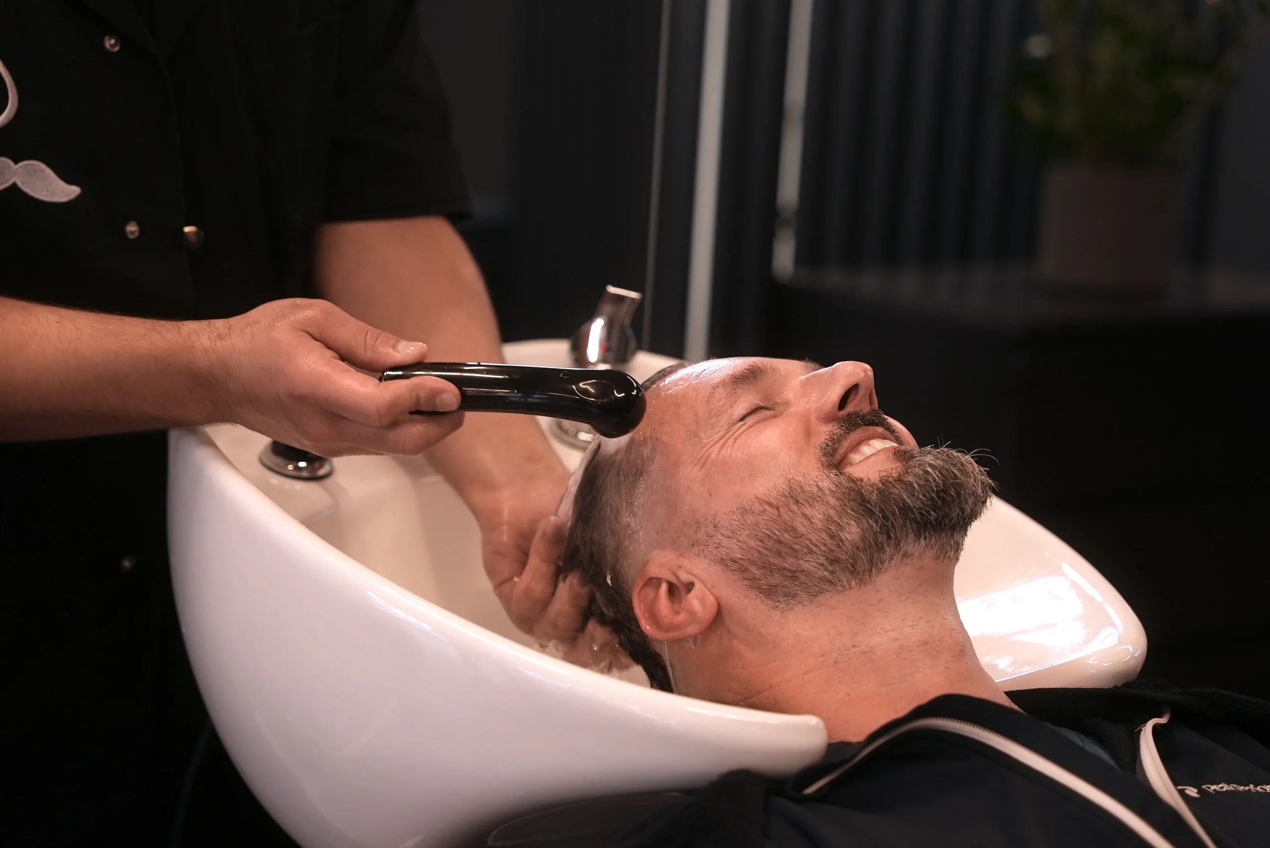 Haarwäsche mit warmem Wasser im Salon